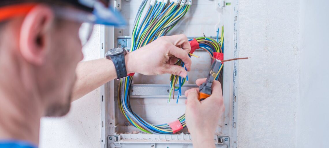 How To Become a Cable Technician Complete Guide | SkillsAndTech