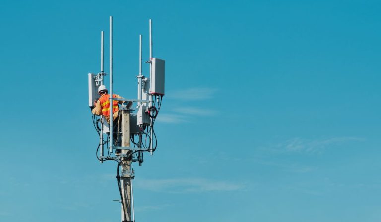 How To Become a Telecom Technician Complete Guide | SkillsAndTech ...