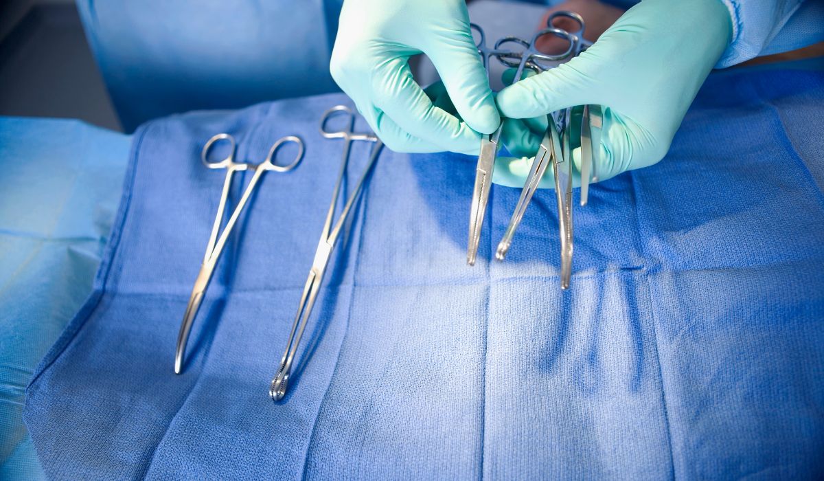 How To Become A Surgical Assistant | SkillsAndTech